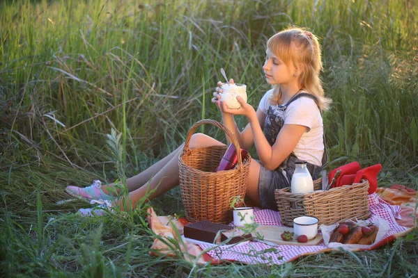 少女は牧草地に座っている ピクニック — ストック写真