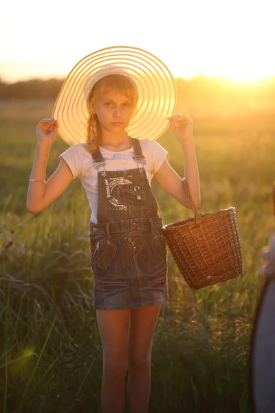 Little Girl Hat Walks Field — Stock Photo, Image