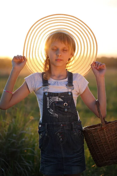 Dziewczyna Polu Zachodzie Słońca — Zdjęcie stockowe