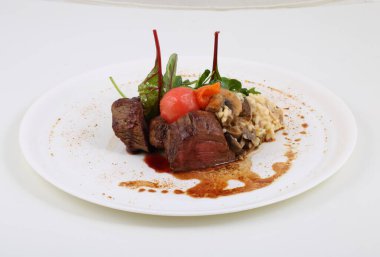 Sebzeli orta pişmiş biftek.