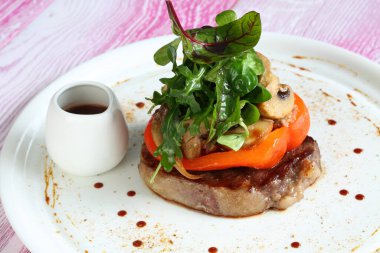 Izgarada pirzola pişiriyorum.