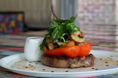 Izgarada pirzola pişiriyorum.