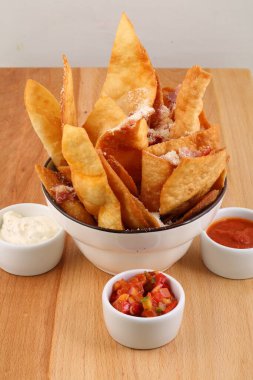 Kızarmış hamur ve sos.