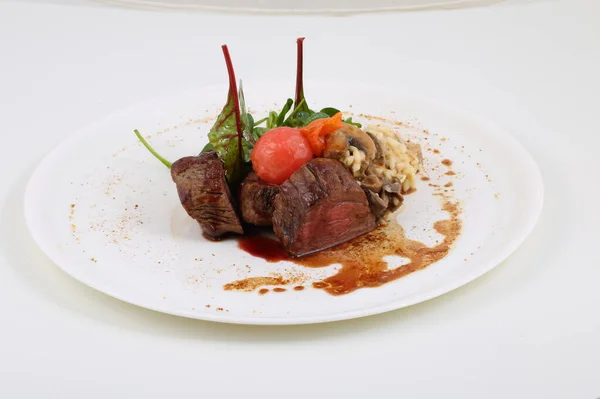Steak Moyen Rare Avec Légumes Dans Une Assiette — Photo