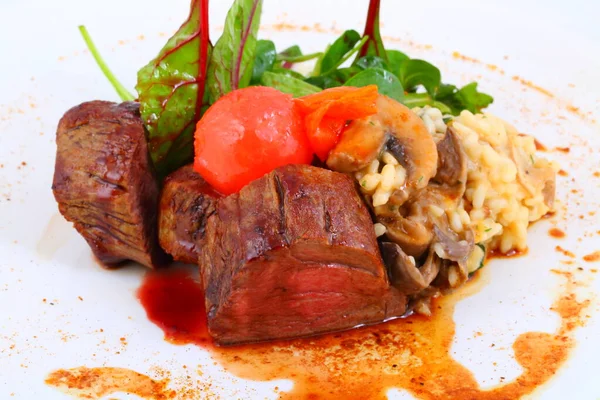 Mittleres Seltenes Steak Mit Gemüse Auf Einem Teller — Stockfoto