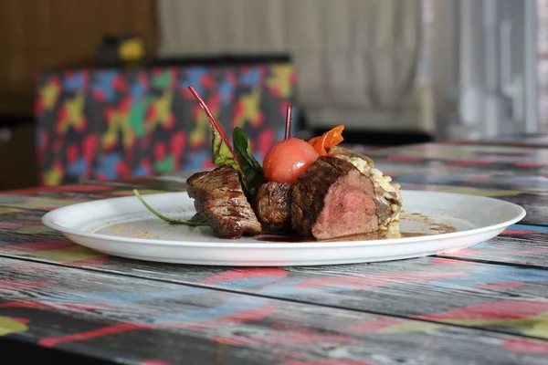 Steak Mit Gemüse Auf Dem Teller — Stockfoto
