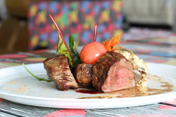 Steak Mit Gemüse Auf Dem Teller — Stockfoto