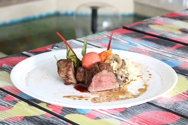 Steak Mit Kirschtomaten Auf Weißem Teller — Stockfoto