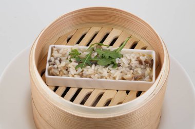 Mantarlı risotto ve roka.