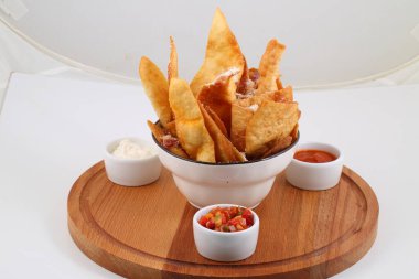 Kızarmış hamur ve sos.