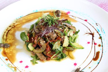 Avokado ve roka ile Kore usulü et