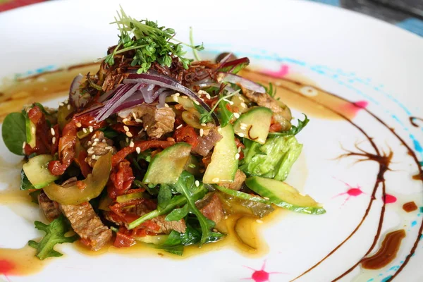 Salat Mit Fleisch Gemüse Rucola Und Avocado — Stockfoto