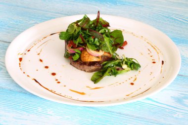 Mantarlı ve otlu biftek.