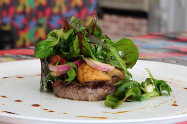 Mantarlı ve otlu biftek.