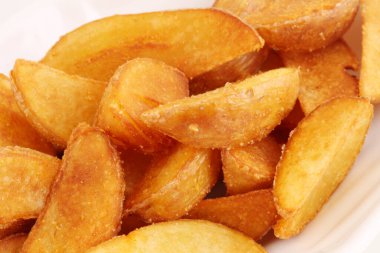 Tabakta kızarmış patates. Köy patatesleri