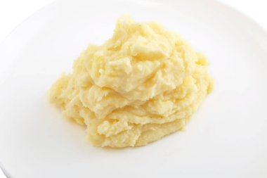 Beyaz arka planda patates püresi.