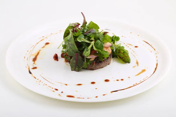 Fleischsteak Mit Gemüse Und Pilzen Auf Weißem Hintergrund — Stockfoto