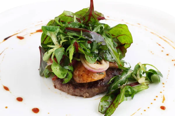 Steak Viande Avec Légumes Verts Champignons Sur Fond Blanc — Photo