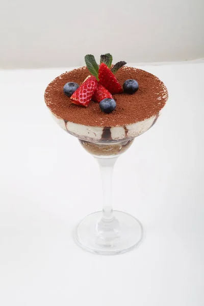 Tiramisu Szamócával Áfonyával Mentával — Stock Fotó