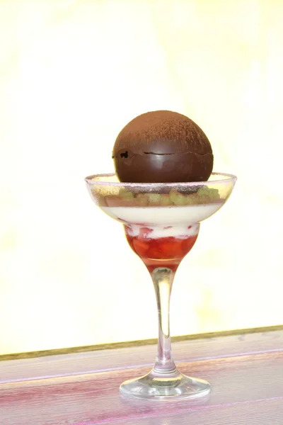 Σοκολατένιο Επιδόρπιο Παγωτό Μια Μπάλα Σοκολάτας — Φωτογραφία Αρχείου
