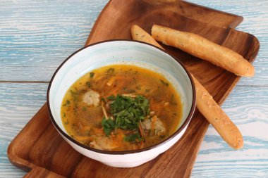 Köfteli çorba, erişte ve otlar. 