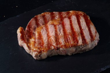 Izgara biftek. Orta pişmiş biftek.