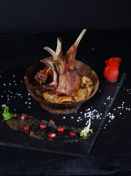Lamm Rack Mit Couscous Und Soße Restaurant — Stockfoto