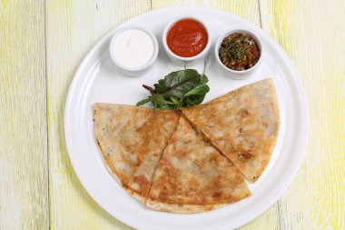   Et, peynir, roka ve soslu tortilla.