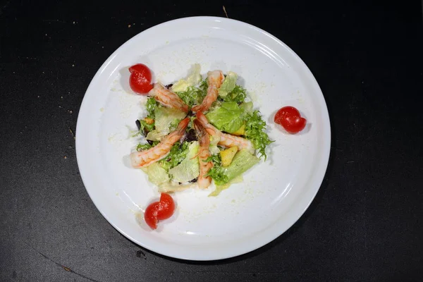 Caesar Salad Shrimps White Plate Dark Background — Stock Photo, Image