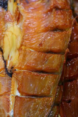 Tütsülenmiş balık. Gümüş sazan balyk. Tütsülenmiş gümüş sazan.