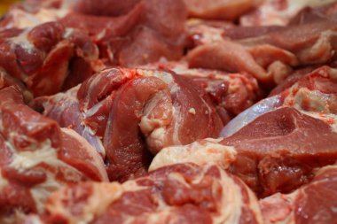 - Et. Fuarda taze çiğ et