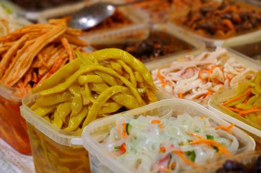 Tezgahta Kore turşusu var.