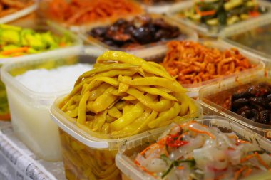 Tezgahta Kore turşusu var.