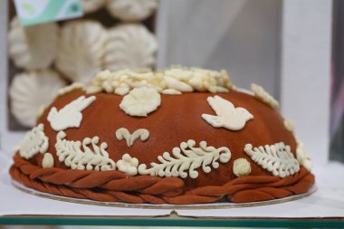 Beyaz kremayla süslenmiş çikolatalı pasta.