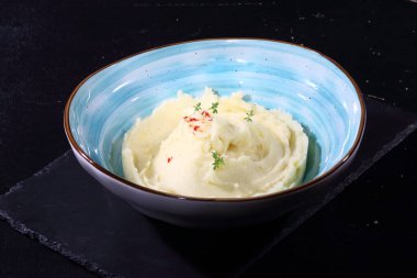 Mavi tabakta tereyağlı patates püresi.