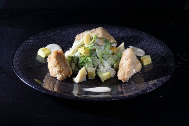 Sezar salatası. Kabaca doğranmış salata.