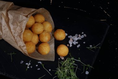 Peynirli patates köftesi ve sos.