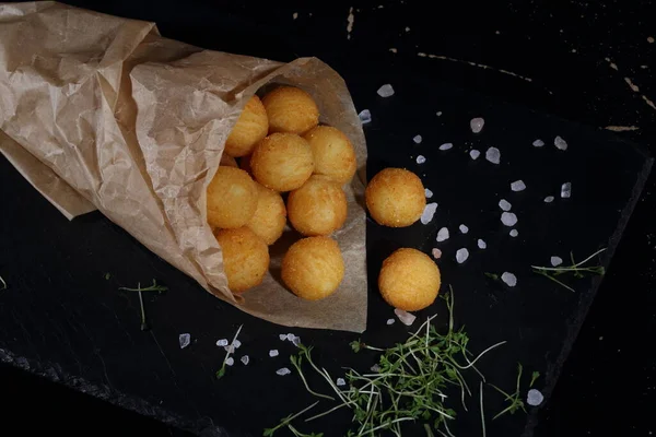 Bolinhas Batata Com Queijo Servido Com Molho — Fotografia de Stock