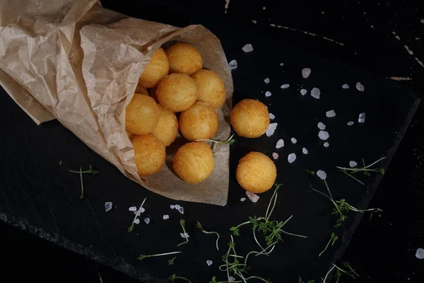 Bolinhas Batata Com Queijo Servido Com Molho — Fotografia de Stock