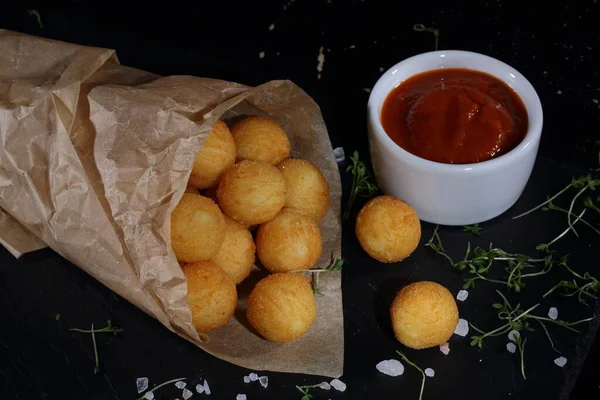 Ketçap Deniz Tuzu Ile Doldurulmuş Peynirli Patates Topları — Stok fotoğraf