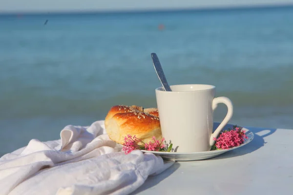 Beyaz Bardakta Çörek Ile Kahve Deniz Kenarında Kahvaltı — Stok fotoğraf