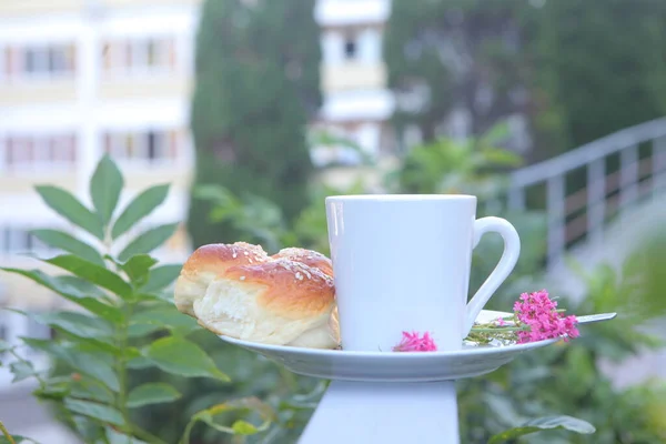 Taze Hamur Işleriyle Çay Terasta Kahvaltı — Stok fotoğraf