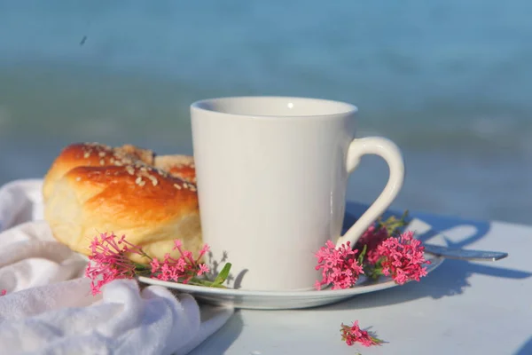 Deniz Kenarında Kahvaltı Kahve Dürüm — Stok fotoğraf
