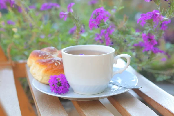 Taze Hamur Işleriyle Çay Terasta Kahvaltı — Stok fotoğraf
