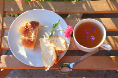 Taze hamur işleriyle çay. Terasta kahvaltı..