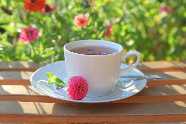 Beyaz Fincanda Çay Terastaki Ahşap Masada Çiçekler — Stok fotoğraf