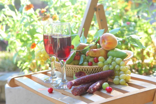 Dos Copas Con Vino Tinto Frutas — Foto de Stock