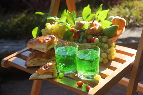 Λεμονάδα Φρούτα Και Αρτοσκευάσματα Ξύλινο Τραπέζι Στον Κήπο — Φωτογραφία Αρχείου