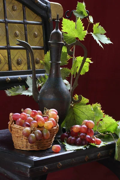 铜壶中的酒 粉红的葡萄和葡萄 — 图库照片