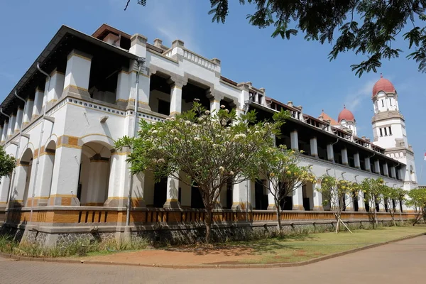 拉旺塞武 Lawang Sewu 是印度尼西亚爪哇中部塞马朗市的一座历史性建筑 前称Nederlands Indische Spoor Weg Maatscp Org — 图库照片